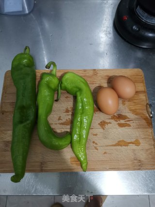 尖椒炒鸡蛋的做法步骤：1