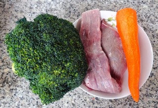 西兰花炒牛肉的做法步骤：1