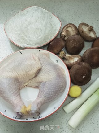 鸡肉香菇炖粉条的做法步骤：1