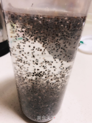 柠檬蜂蜜奇亚籽饮料的做法步骤：1