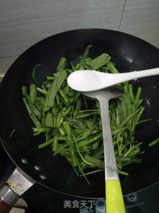 清炒空心菜的做法步骤：4