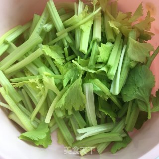 凉拌香芹木耳的做法步骤：1