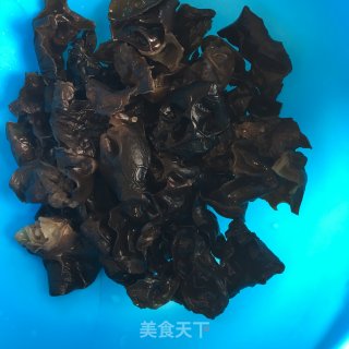 凉拌香芹木耳的做法步骤：2