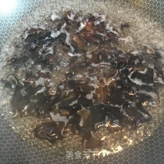 凉拌香芹木耳的做法步骤：3