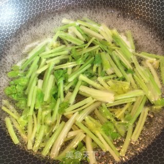 凉拌香芹木耳的做法步骤：4