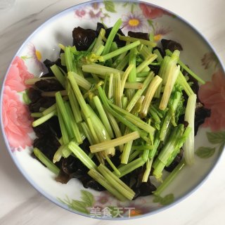 凉拌香芹木耳的做法步骤：5