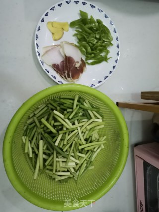 腊肉炒蒜苗的做法步骤：1