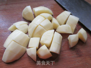 鹌鹑蛋烧土豆的做法步骤：3