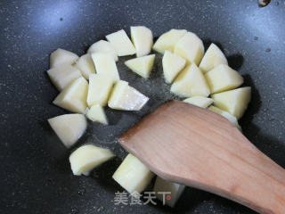 鹌鹑蛋烧土豆的做法步骤：4