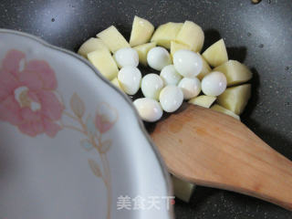 鹌鹑蛋烧土豆的做法步骤：5