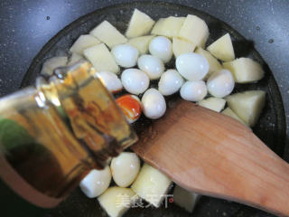 鹌鹑蛋烧土豆的做法步骤：7