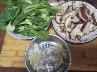 香菇炒青菜的做法步骤：1