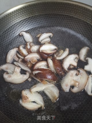 香菇炒青菜的做法步骤：2