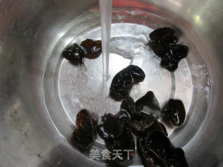 黑木耳胡萝卜拌千张丝的做法步骤：2