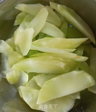 青莴笋炒鸡蛋的做法步骤：2