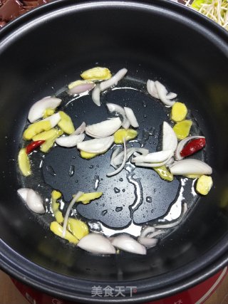 猪杂蔬菜锅的做法步骤：5