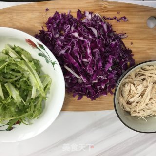 鸡胸肉拌紫甘蓝的做法步骤：1