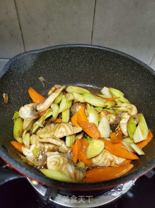 西芹胡萝卜炒鱼片的做法步骤：11