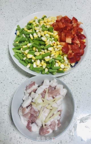 蒜薹玉米炒肉的做法步骤：2