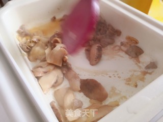 松茸炒肉的做法步骤：4