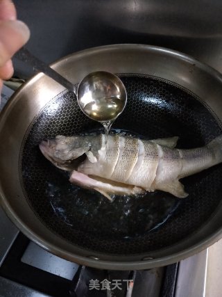 糖醋鲈鱼的做法步骤：9