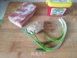 蒜苔炸酱面的做法步骤：1