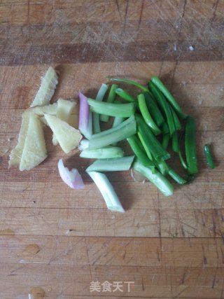 蒜苔炸酱面的做法步骤：5