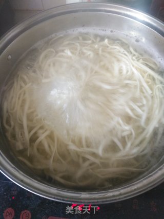 蒜苔炸酱面的做法步骤：19