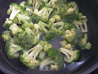 西兰花玉米沙拉的做法步骤：2