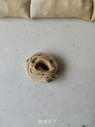 香肠全麦花卷的做法步骤：7