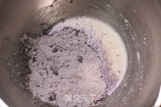 黑米戚风蛋糕的做法步骤：2