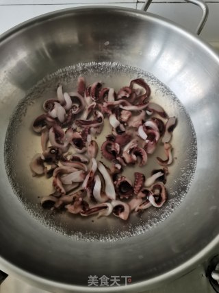 青椒洋葱炒鱿鱼须的做法步骤：3