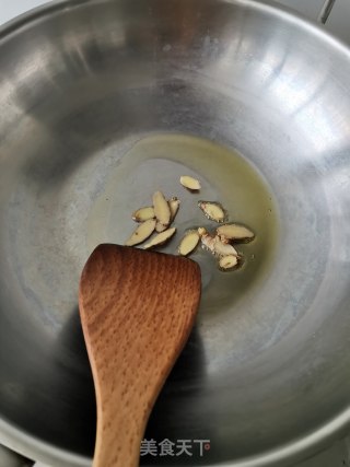 青椒洋葱炒鱿鱼须的做法步骤：4