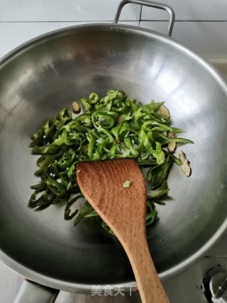 青椒洋葱炒鱿鱼须的做法步骤：5