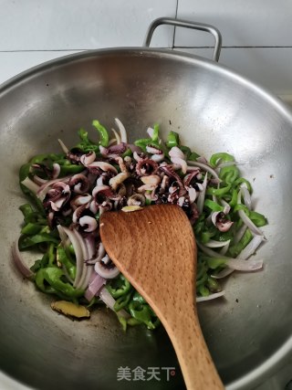 青椒洋葱炒鱿鱼须的做法步骤：7