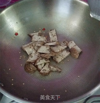 猪血丸子烧蒜苗的做法步骤：5