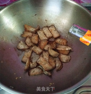 猪血丸子烧蒜苗的做法步骤：6