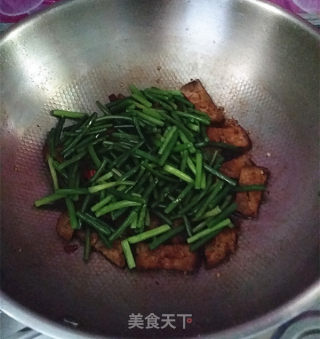 猪血丸子烧蒜苗的做法步骤：9