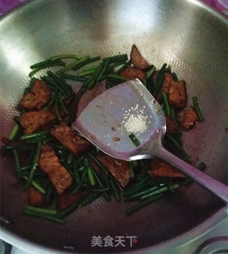 猪血丸子烧蒜苗的做法步骤：10