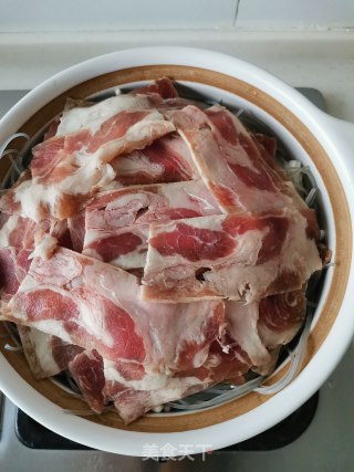 金针肥牛煲的做法步骤：3