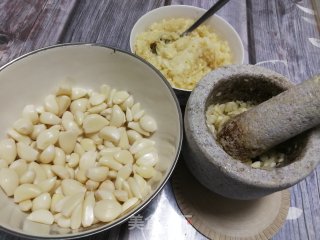 捣蒜蓉的做法步骤：4