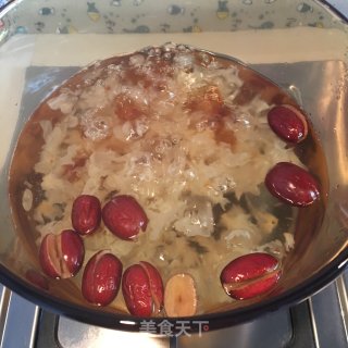 桃胶银耳红枣羹的做法步骤：5