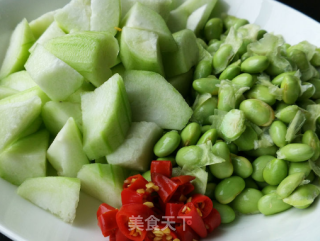 毛豆丝瓜的做法步骤：1