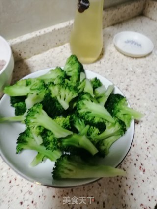 蚝油炒西兰花的做法步骤：1
