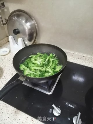 蚝油炒西兰花的做法步骤：2