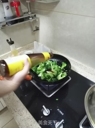 蚝油炒西兰花的做法步骤：3