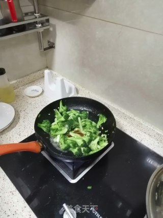 蚝油炒西兰花的做法步骤：4