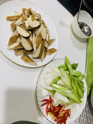 辣炒蒜苗香干的做法步骤：1