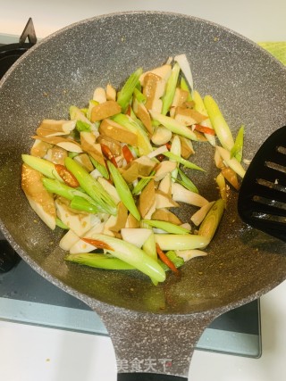 辣炒蒜苗香干的做法步骤：5