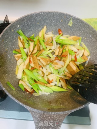 辣炒蒜苗香干的做法步骤：6